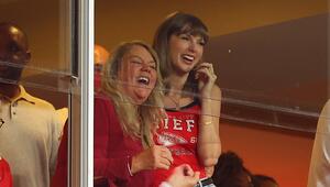 Taylor Swift freut sich mit Mama Andrea über ein gutes Spiel von Travis Kelce.