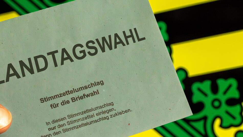 Umschlag zur Briefwahl vor dem Wappen von Sachsen