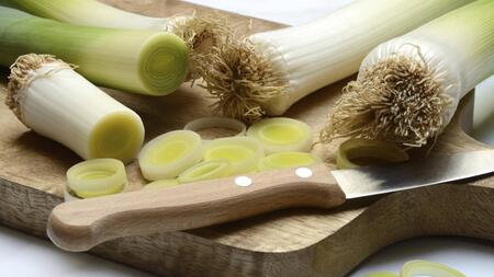 Lauch und Lauchzwiebeln: Wie viel vom dunkelgrünen Teil muss weg?
