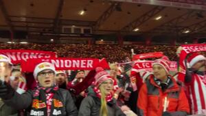 Stadion An der Alten Försterei: Stimmungsvolles Weihnachtssingen bei Union Berlin