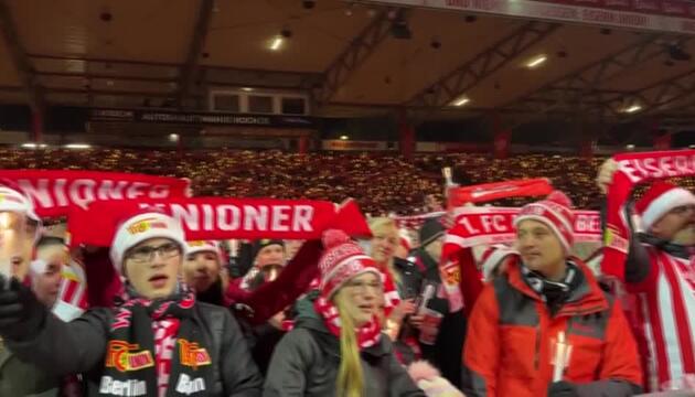 Stadion An der Alten Försterei: Stimmungsvolles Weihnachtssingen bei Union Berlin