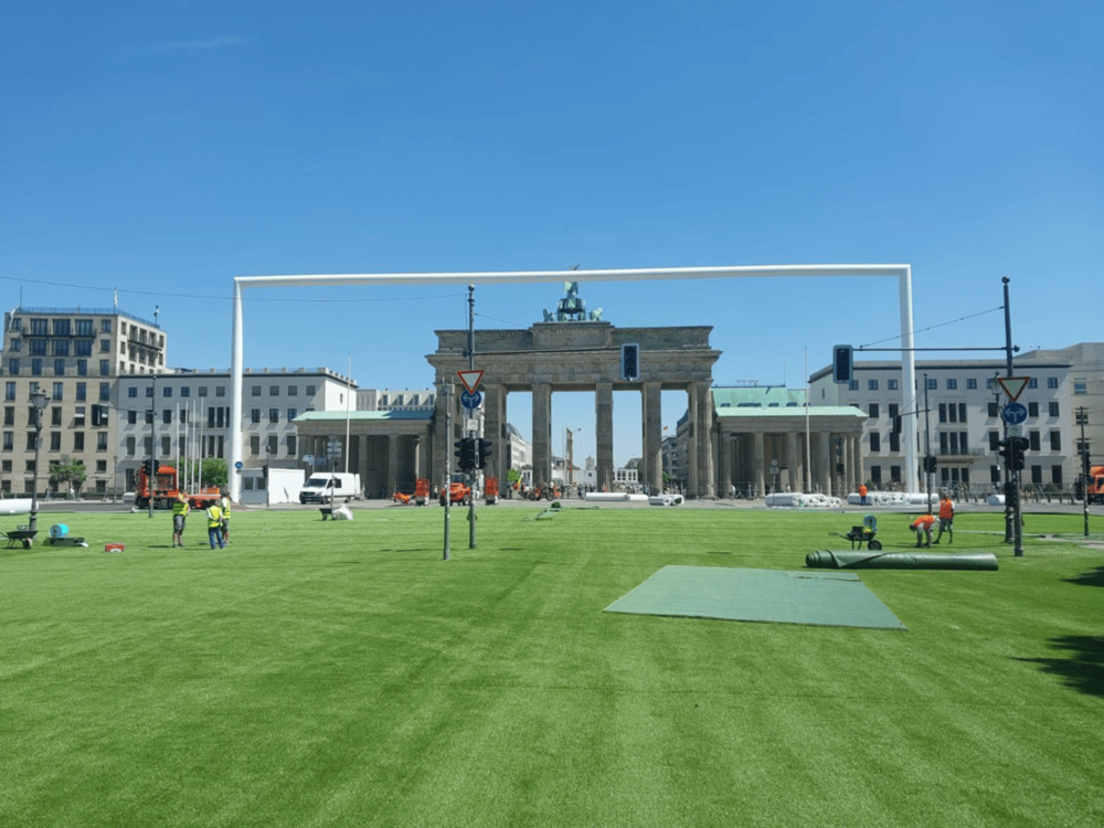 Fußballtor vor dem Brandenburger Tor