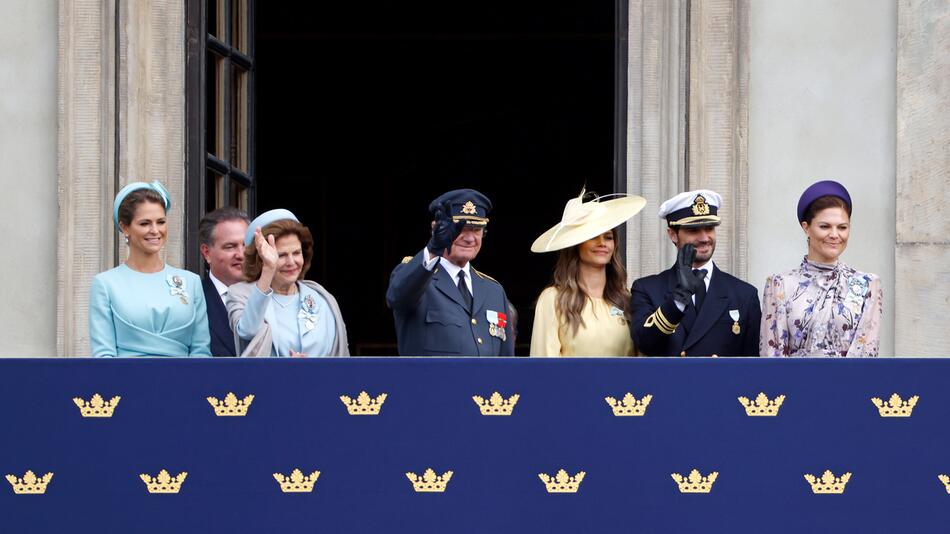 Die schwedische Königsfamilie auf dem Palastbalkon in Stockholm