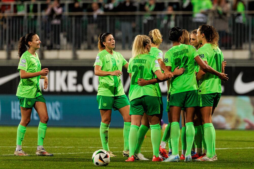 Die Frauen-Mannschaft des VfL Wolfsburg bejubelt ihr viertes Tor gegen die Florenzer Frauen