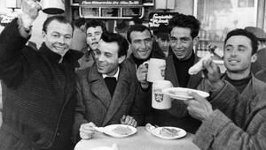 Schwarz weiß Foto von Männern, die einen Bierkrug in die Höhe halten