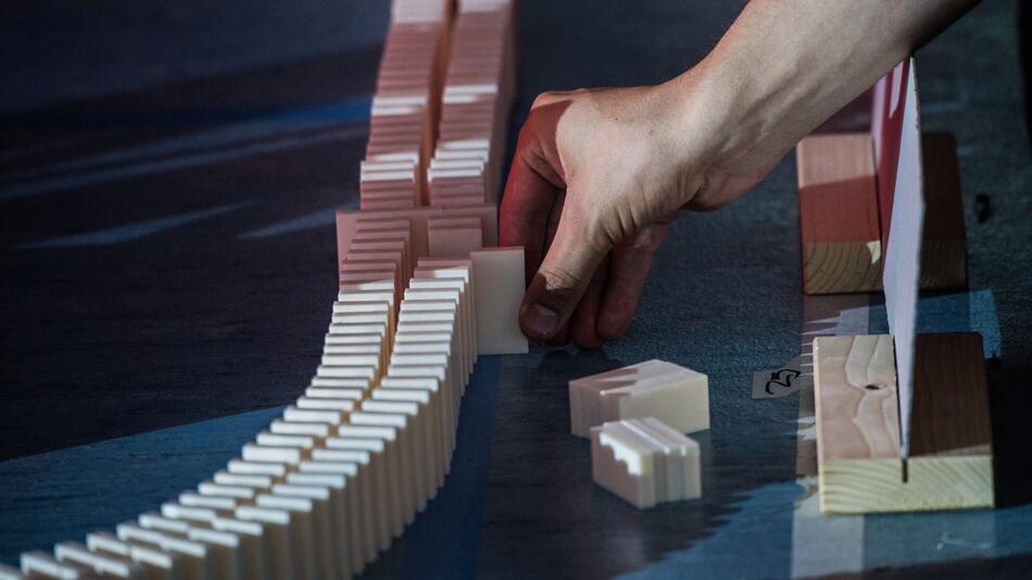 Record attempt with 600 000 dominoes