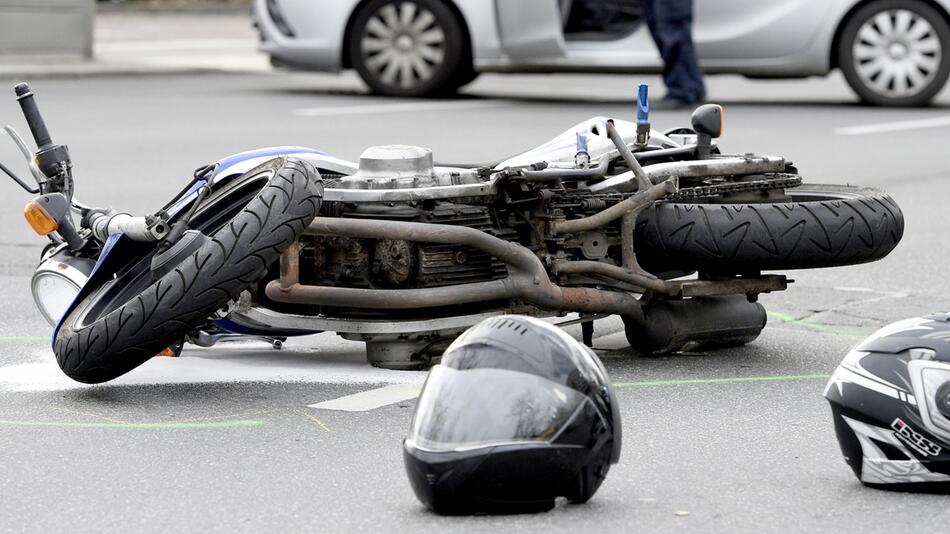 Helme verunglückter Motorradfahrer