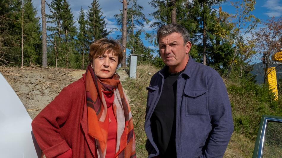 "Der Bergdoktor - Zerreißprobe": Dr. Martin Gruber (Hans Sigl) und Daniela Peters (Despina Pajanou)