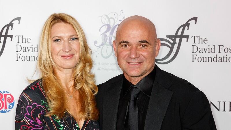 Steffi Graf und Andre Agassi werden fotografiert.