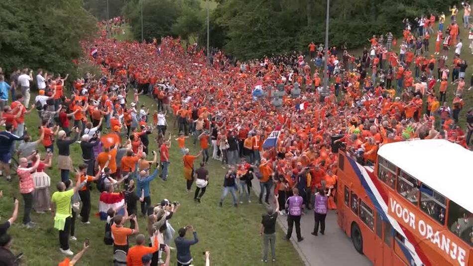 Die Fans der Niederländer feiern im Münchner Olympiapark