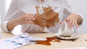 Frau mit Kaffeeflecken auf dem Hemd