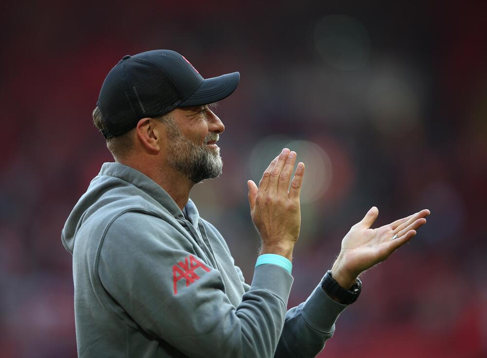 Liverpools Jürgen Klopp applaudiert den Fans am 20. Mai 2023 nach dem Heimspiel gegen Aston Villa