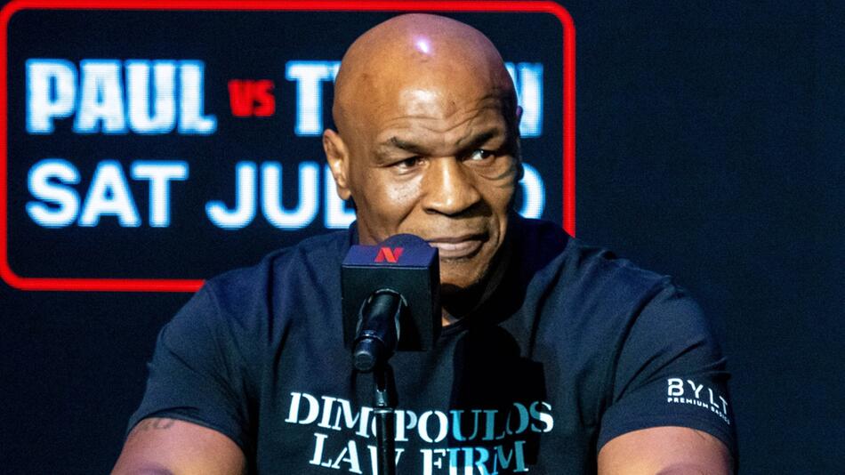 Mike Tyson während einer Pressekonferenz zu seinem bevorstehenden Kampf.