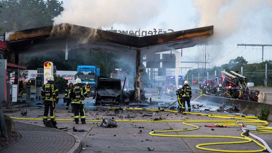 Brand an Autobahn-Tankstelle