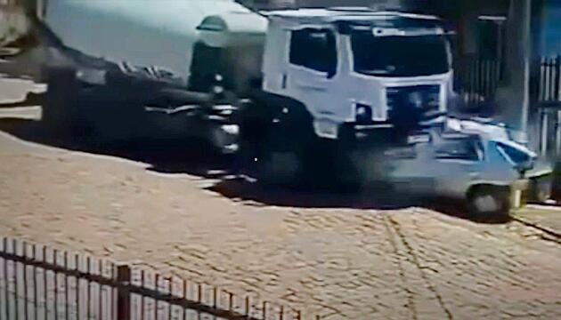 In Sekunden platt gemacht: Betonmischer überrollt geparktes Auto