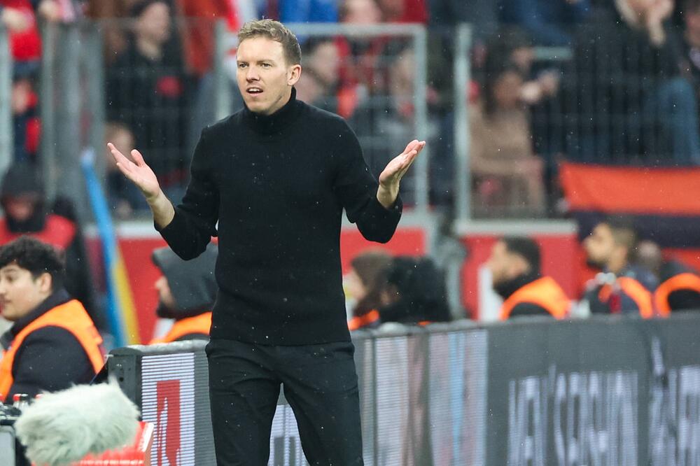 Bayern Münchens Trainer Julian Nagelsmann gestikuliert im Spiel bei Bayer Leverkusen