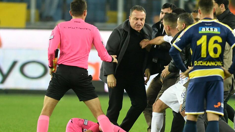 MKE Ankaragücü - Caykur Rizespor - Attacke auf Schiedsrichter