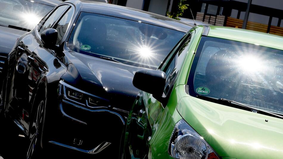 Autos stehen in der prallen Sonne