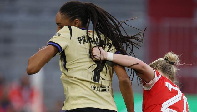 Für diese Aktion sah Bayerns Franziska Kett die Rote Karte.