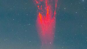 roter Sprite am Himmel