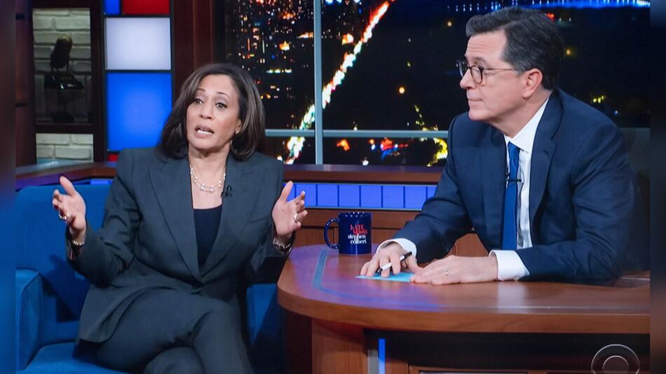 Kamala Harris war bereits sechs Mal in der "Late Night With Stephen Colbert", hier zu sehen im ...