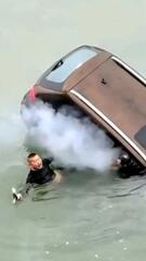 Auto stürzt mit Familie in Fluss: Dramatische Rettungsaktion in China