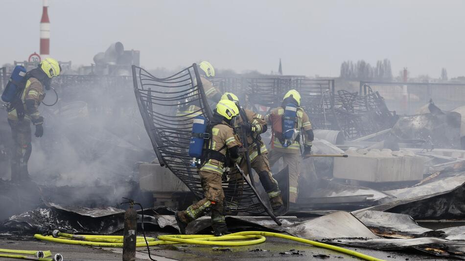 Brand bei Flüchtlingsunterkunft am Flughafen Tegel