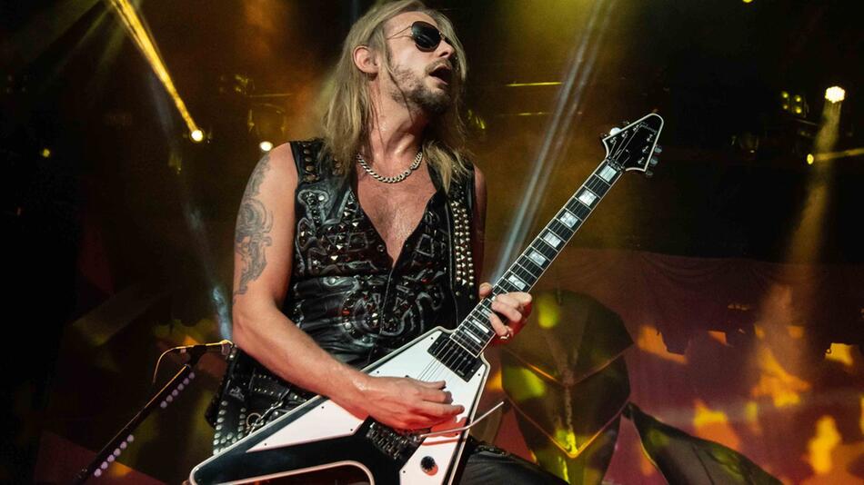 Judas Priest, hier Gitarrist Richie Faulkner 2019 in Kanada, haben es aus dem Stand auf Rang ...