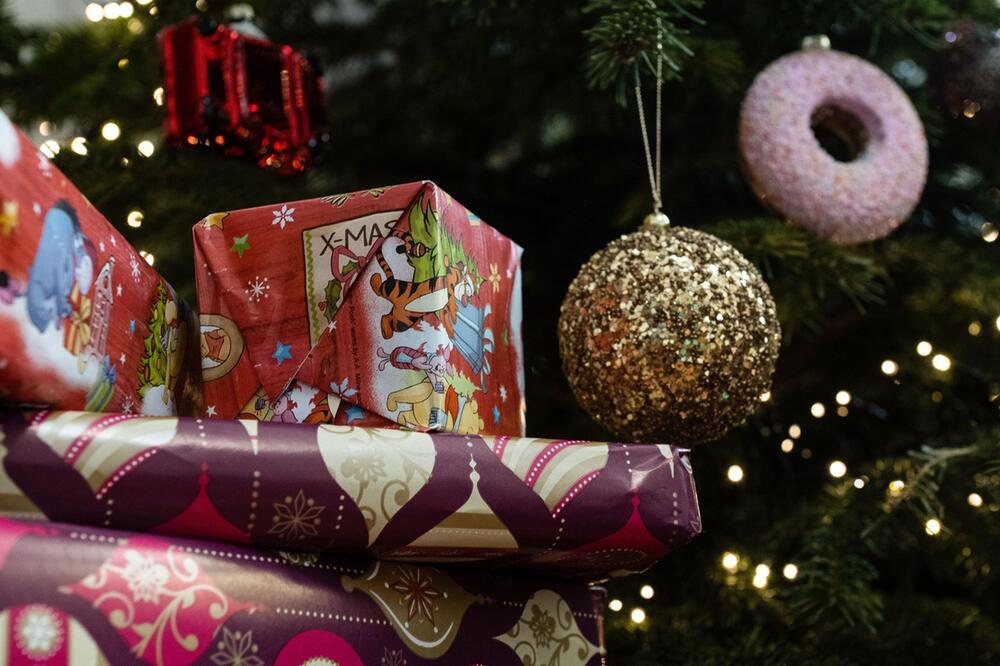 Eingepackte Geschenke liegen unter einem Weihnachtsbaum