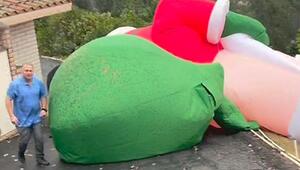 Santa auf Abwegen: Gigantischer Weihnachtsmann macht Nachbarschaft unsicher