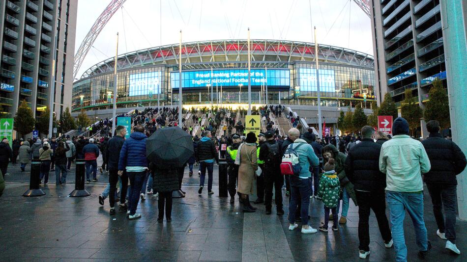 Teile der englischen Fans sangen das verbotene Lied nach dem Spiel außerhalb des Stadions.