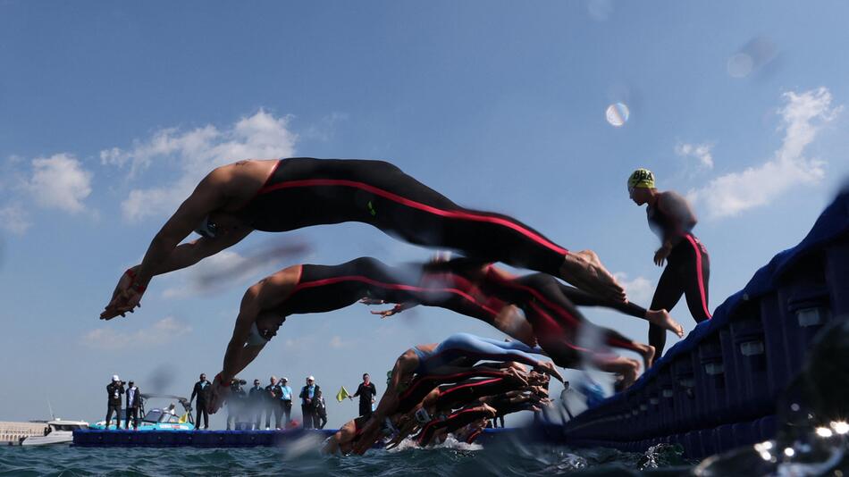 Das Starterfeld im Mixed-Rennen im Freiwasser bei der Schwimm-WM