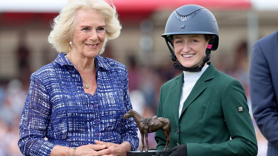 Nach 2016 überreichte Königin Camilla wieder die Preise beim Badminton Horse Trials, hier an die ...