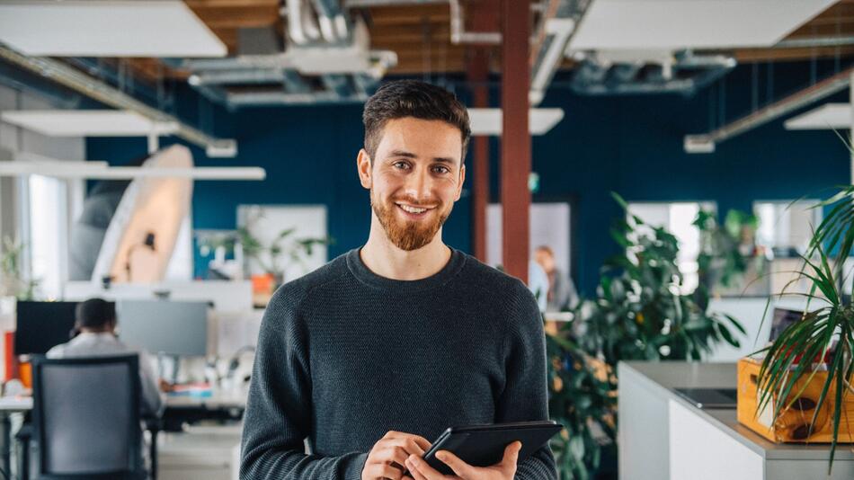 Ein Mann mit Tablet im Büro