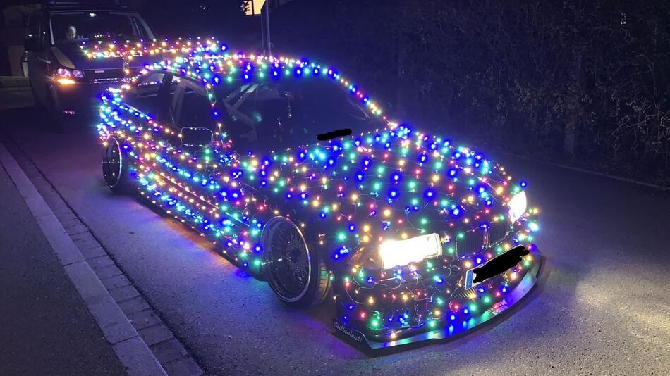 Getuntes Auto unterwegs als rollender Christbaum