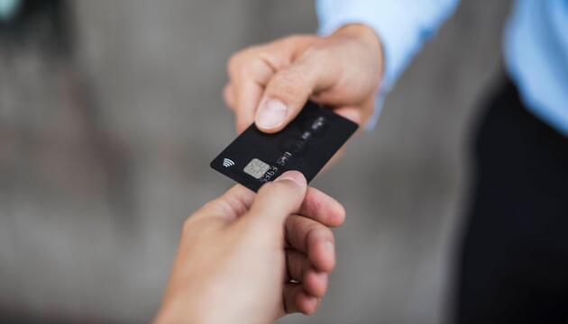 Bankkkarte übergeben