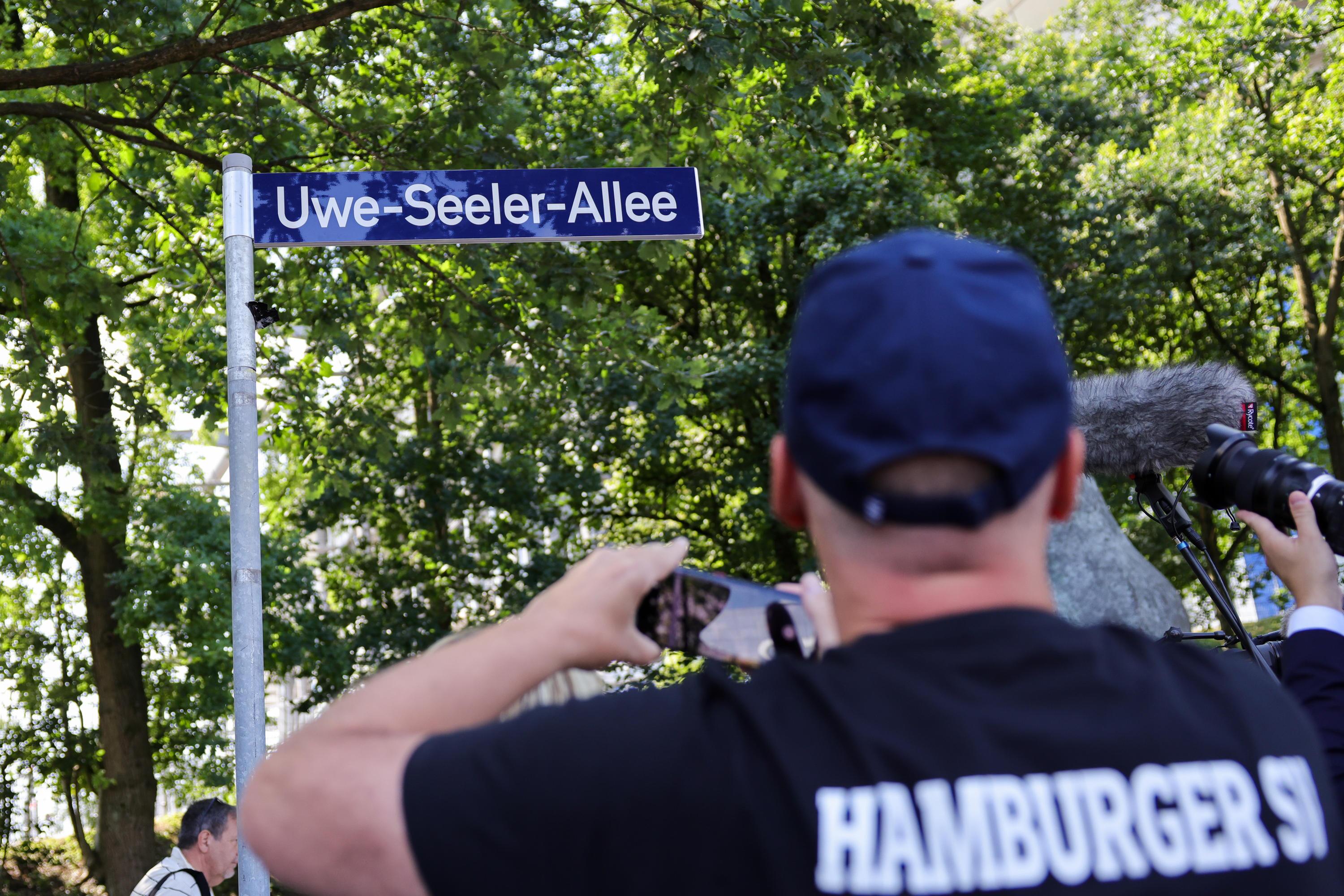 fans-fotografieren-schild-uwe-seeler-allee-hsv-sta.jpg