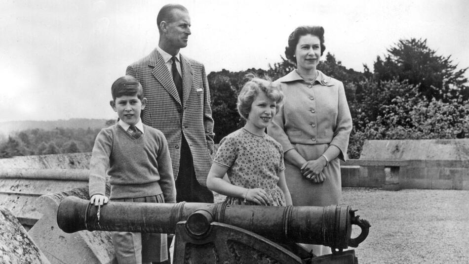 Viele Bilder der Royals wie dieses mit Queen Elizabeth, Prinz Philip und ihren Kindern Charles ...