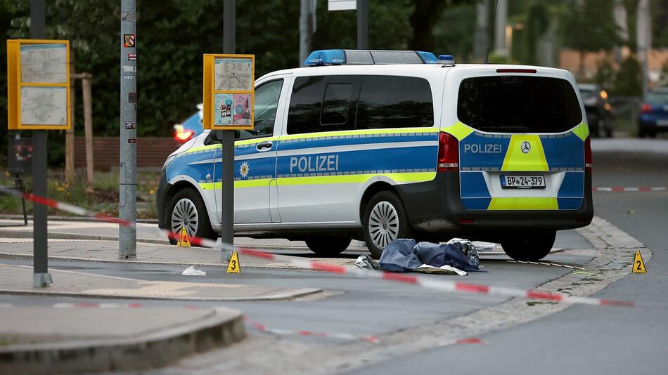 Ein Blick auf den Tatort nach einem größeren Polizeieinsatz am Bahnhof in Mittelfranken