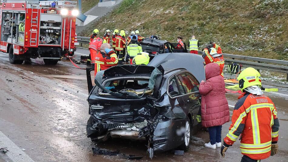 Unfälle bei Schneeregen auf der A8