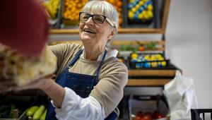 Seniorin Arbeit Supermarkt
