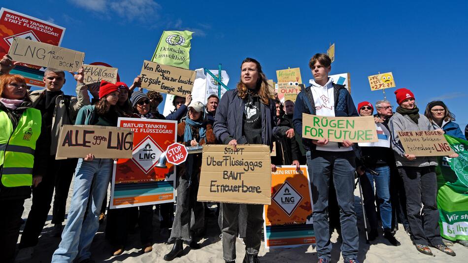 Klimaaktivisten demonstrieren gegen LNG-Anlage auf Rügen
