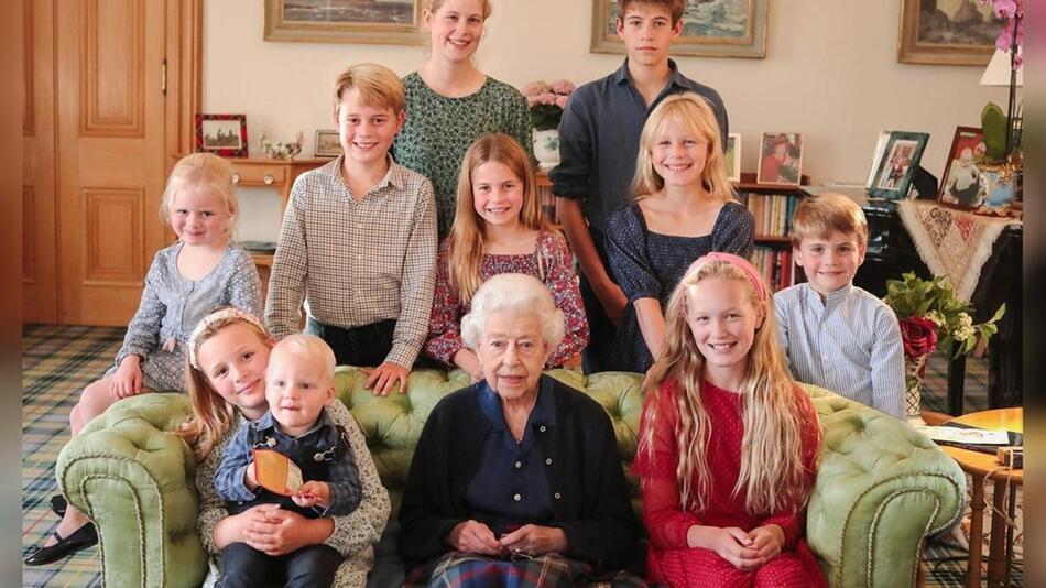 War hier Photoshop im Spiel? Umgeben von ihren Enkeln und Urenkeln: Queen Elizabeth II. im ...