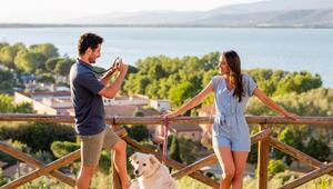 Mann fotografiert im Urlaub eine Frau