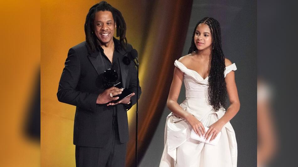 Jay-Z zusammen mit seiner Tochter Blue Ivy auf der Bühne bei den Grammys 2024.