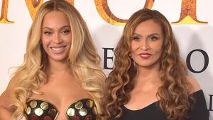 Beyoncé im Dezember 2024 mit ihrer Mutter Tina Knowles.