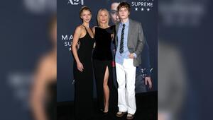 Gwyneth Paltrow posiert bei der "Marty Supreme"-Premiere in New York stolz zwischen ihren ...