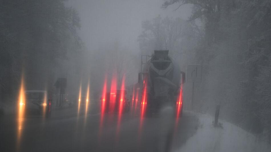 Wintereinbruch - Berufsverkehr im Südwesten