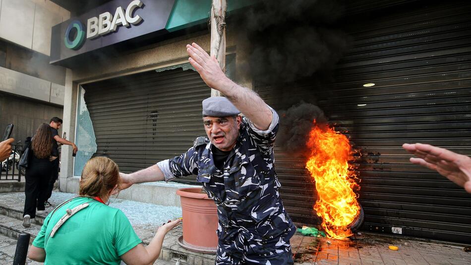 Libanesische Sparer greifen Banken in Beirut an