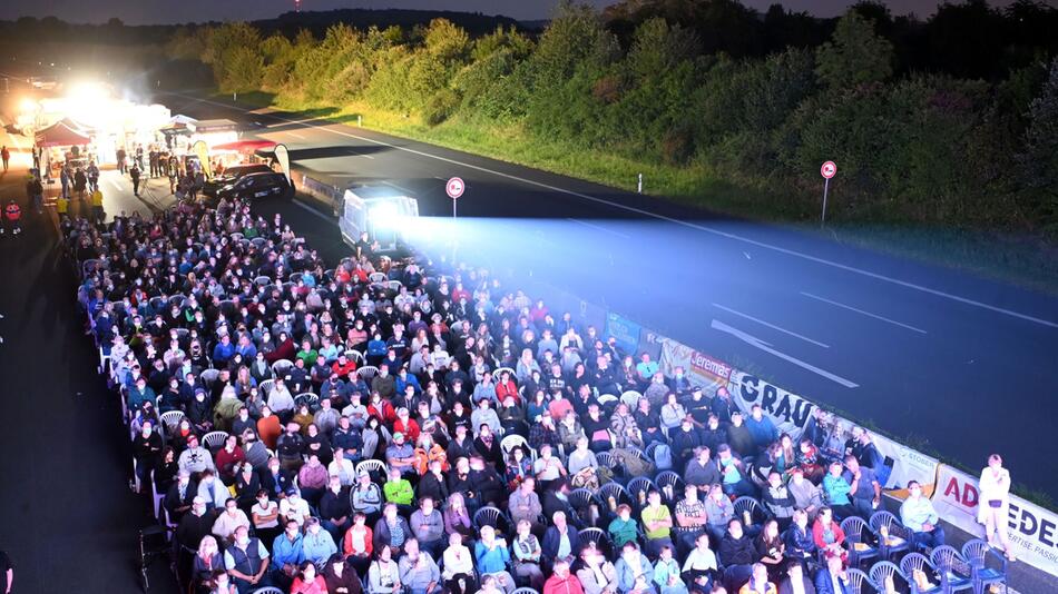 Autobahn 8 wird zum Open-Air-Kino